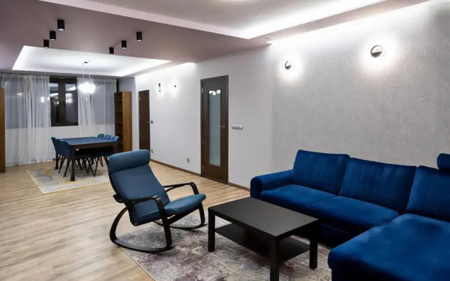 Very Spacious & Modern 2Bed near Airport & Centre