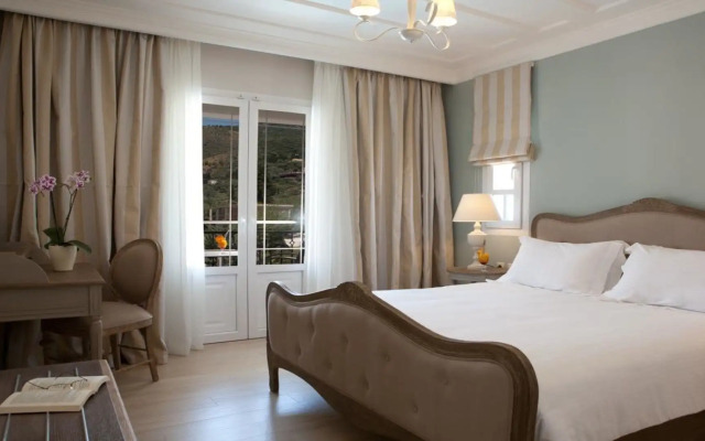 Royal Nidri Hotel & Apartments