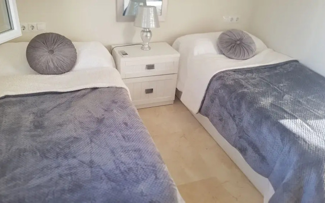 Apartmentsleeps4-pool-bbq-garden-ac