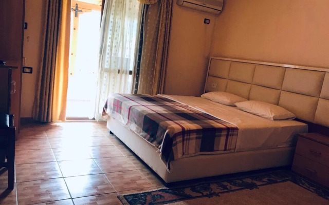 Gold Guest House & Bar
