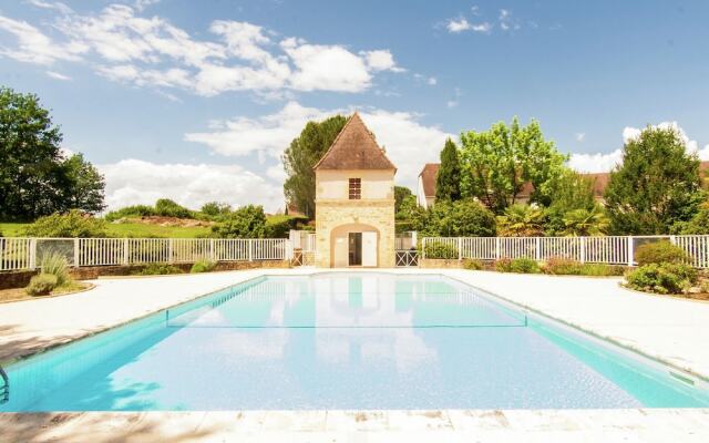 Peaceful Holiday Home in Carsac-aillac With Swimming Pool