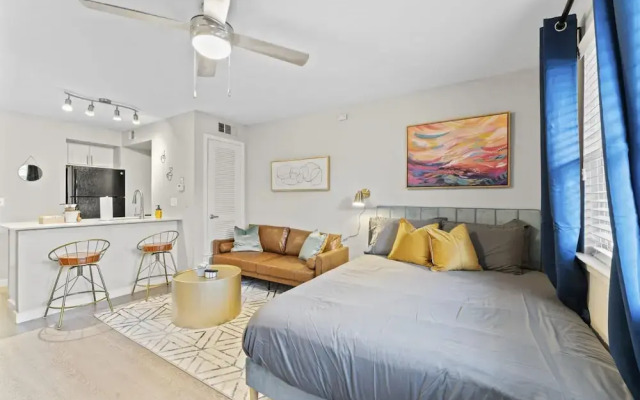 Charming Studio Close to Downtown and Domain