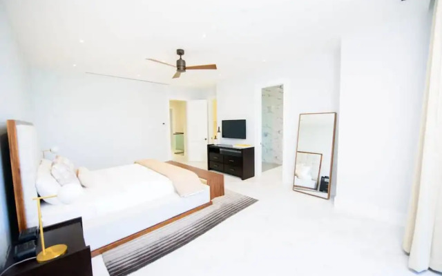 4 Bedroom Cable Beach Condo With Balcony