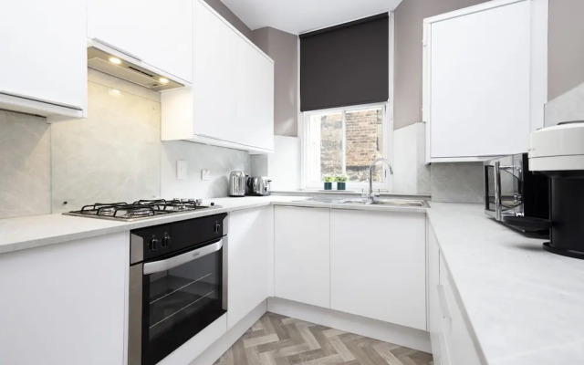 JOIVY Homely 1-Bed Flat By St Giles W/ Desk