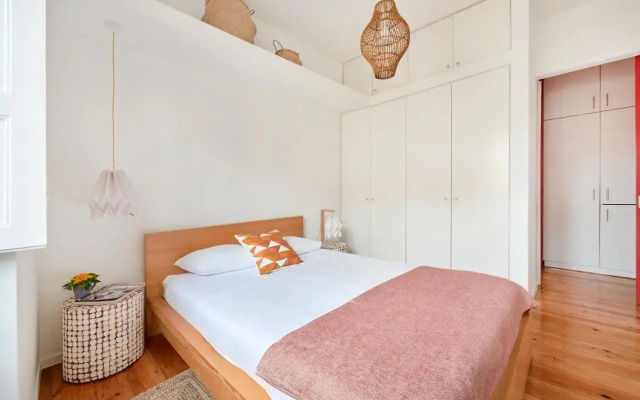Sunny Renovated Apt With AC, By TimeCooler