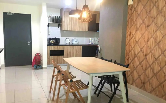 8pax Mount austin Midori Green homestay