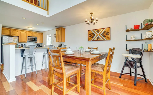 Hot Tub + Decks: Tree-lined Retreat in Pocono Lake