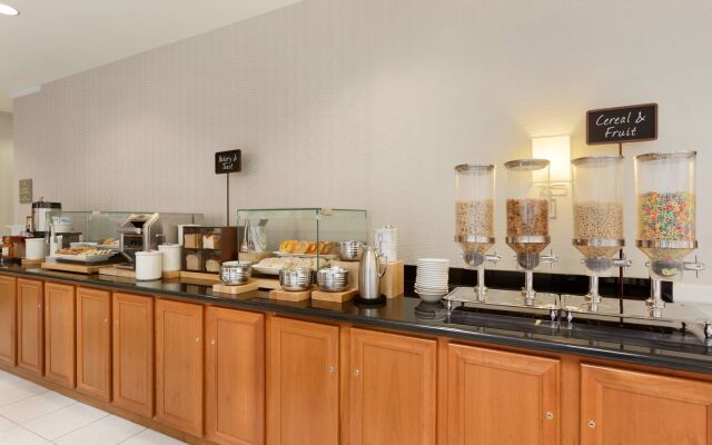 Embassy Suites by Hilton Newark Wilmington South