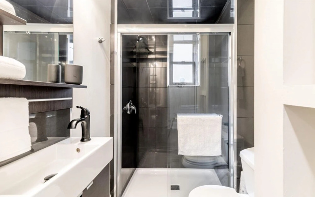 Modern 2BR Apartment With Netflix - Heart of DT Hamilton-