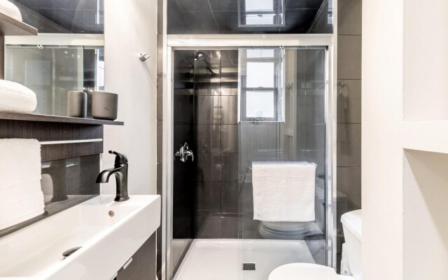 2BR Apt With Netflix- In the Heart of DT Hamilton