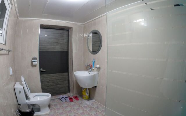 HI Guest House - Hostel