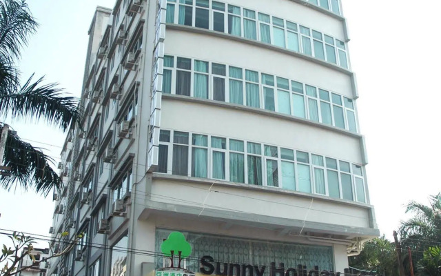 Sunny Holiday Hotel