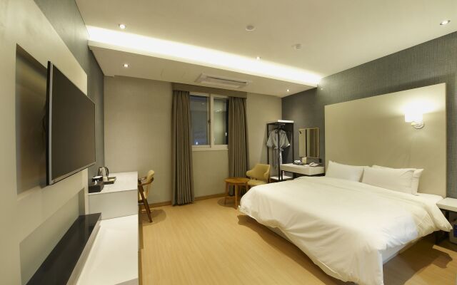 Hotel B