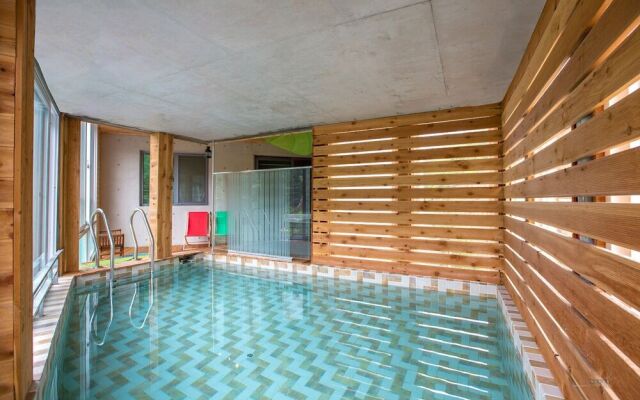 Harbor House poolvilla couple
