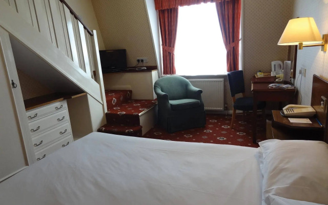 OYO Stade Court Hotel