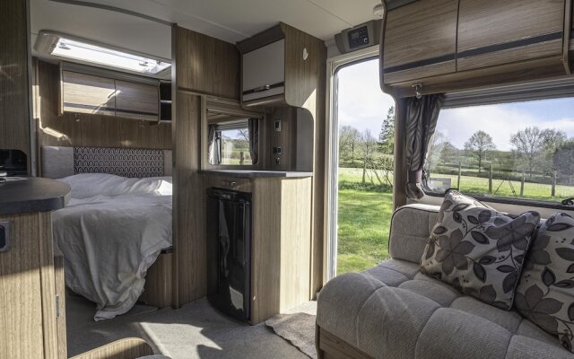 2 Double Bed Caravan - Secure Parking and Wifi