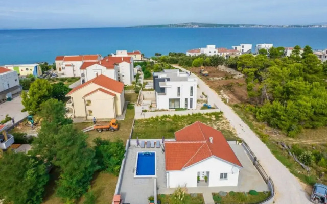 Nicoll With Pool, 50 m From the Beach