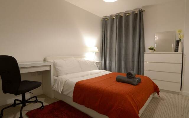 City Centre Hunsaker 3 Bedroom Serviced Apartment + Parking
