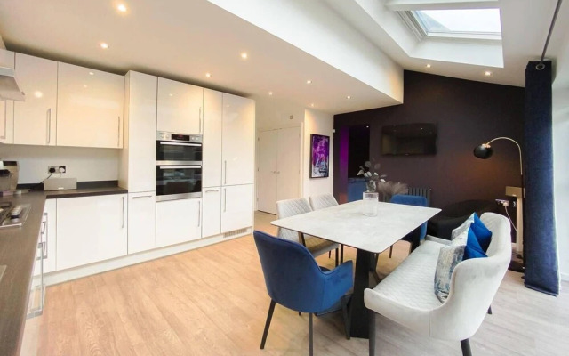 Stunning 4 Bed House With Cinema Room & Parking