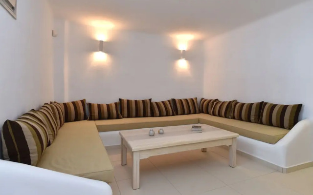 Exquisite villa for 10 with pool, helipad by VillaRentalsgr