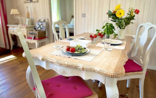 Holiday Lettings Beech Lodge - Stunning 6-bed King