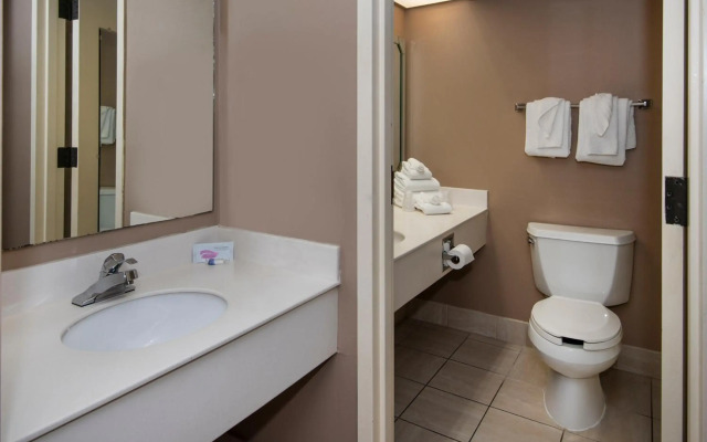 Guest Inn & Suites - Midtown Medical Center