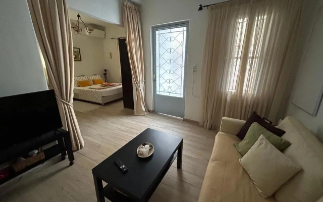 Cozy House with Backyard at Iraklio Attikis