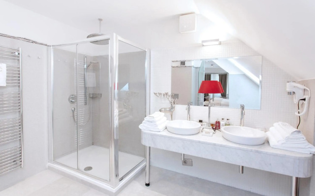 Lesar Hotel Angel