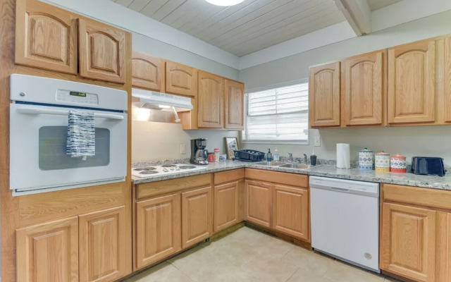 Walk to Beach: Galveston Vacation Rental!