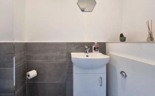 Lovely Modernist 4 Bed House