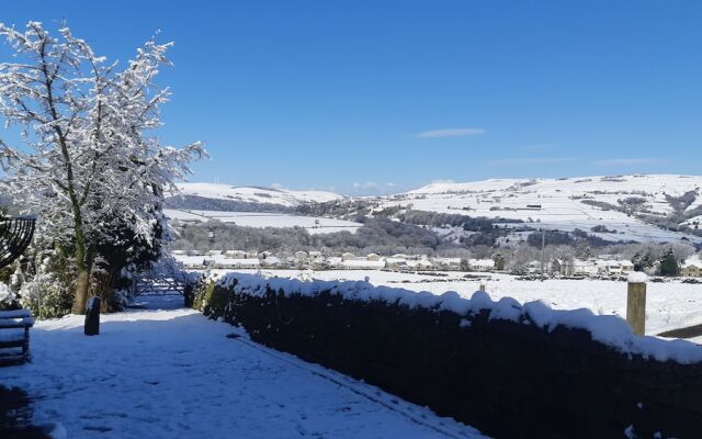 Greave Farmhouse 3-bed Cottage in Todmorden