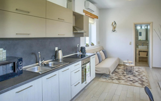 G&K Stone Suites
