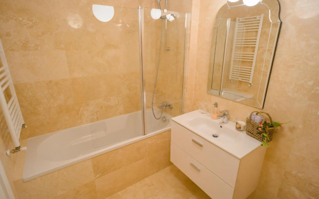 Central 1BR - city view + large balcony + Netflix