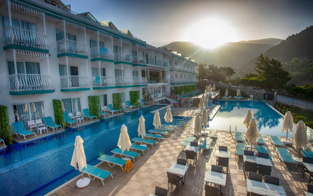 Tropical  Deluxe Suites