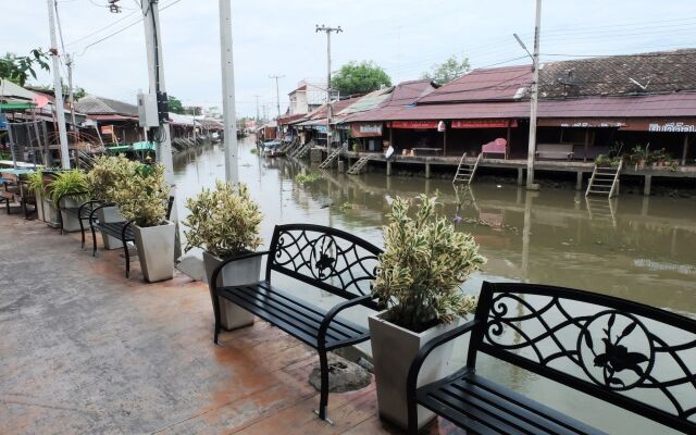 Rimrabeang Amphawa Cafe and Suite