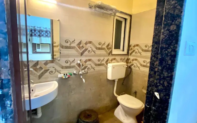 Sada Shiv Guest House near Ganga river