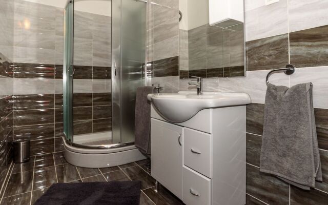 Wonderful Holiday Home With Private Pool and Covered Terrace !