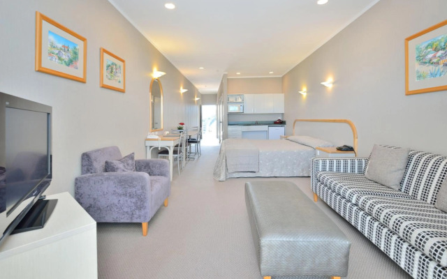 Shoreline Motel