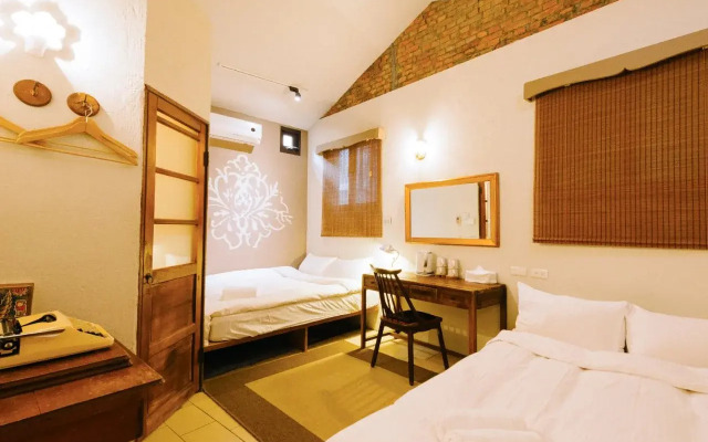 Solo Singer Hotel