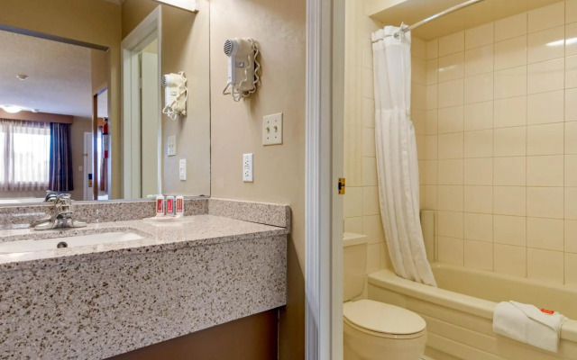 Econo Lodge Inn & Suites