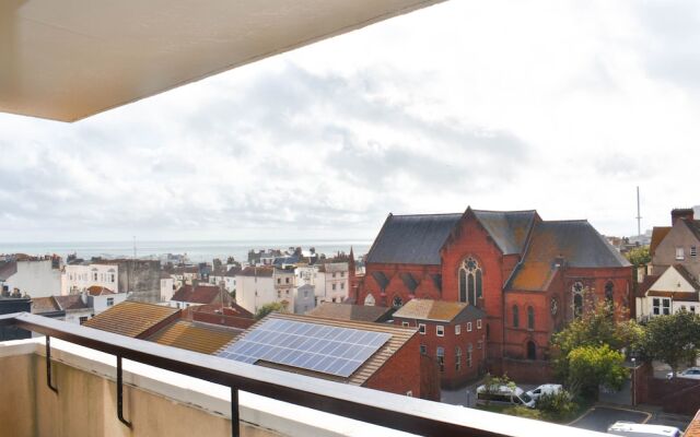 2 Bedroom Flat With Balcony Overlooking the Sea