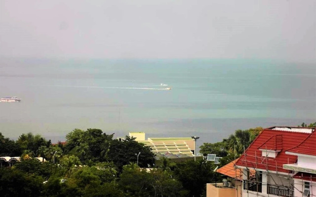The Cliff sea & Pool Views Studio Apartment Pratumnak Pattaya