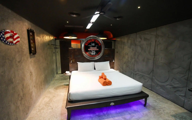 Nicky's Handlebar Hotel