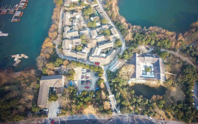 Yurong West Lake Cottage Resort