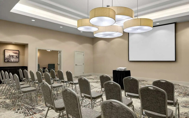 Embassy Suites by Hilton Newark Airport