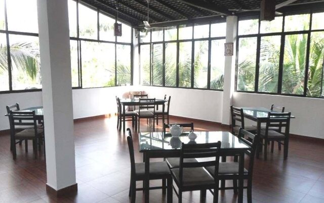 Tharusha Holiday Inn