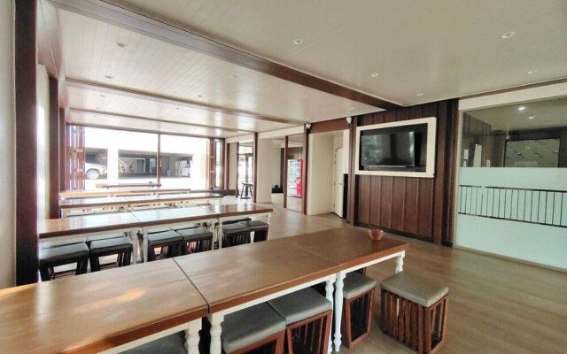 RedDoorz Premium A Room Bangkok