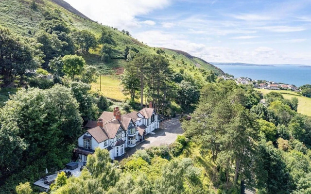 Delightful Holiday Home With sea Views and Hot Tub