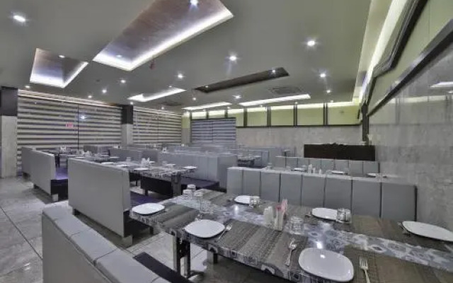 Hotel Milan Food Court by OYO Rooms
