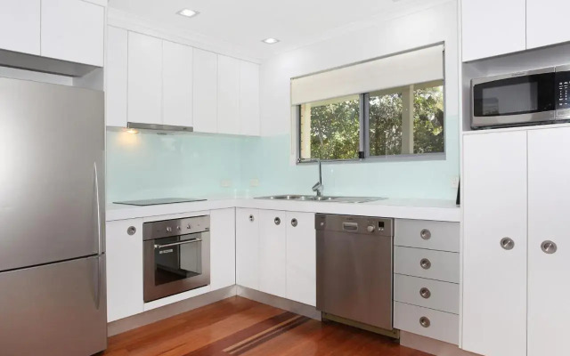 Arlington 1 - Two Bedroom Unit, close to the beach!